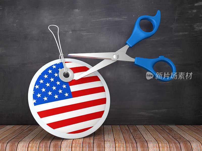 美国旗帜圆形价格标签与剪刀在黑板背景- 3D渲染